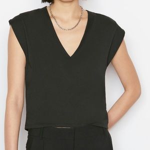Frame Crop Le High Rise V Neck Tee
in Noir